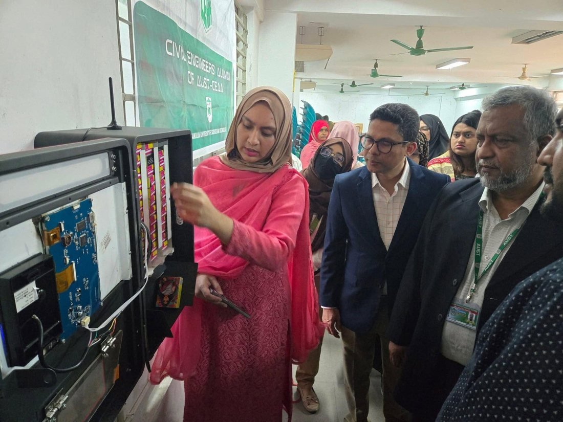 The founder opening the machine to show its internal cartridges